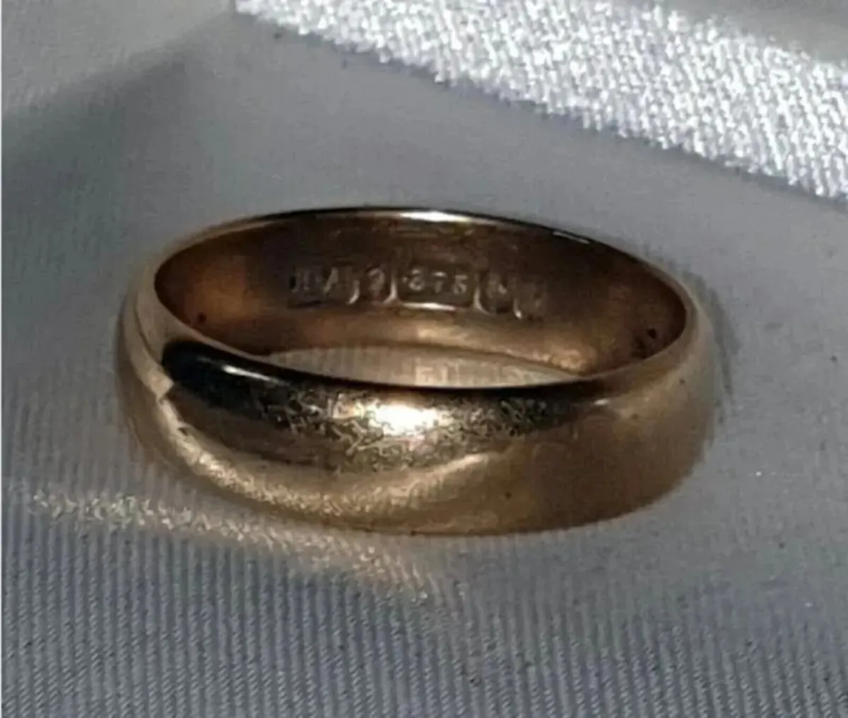 Vintage 9ct Gold Wedding Band Ring - Image 1