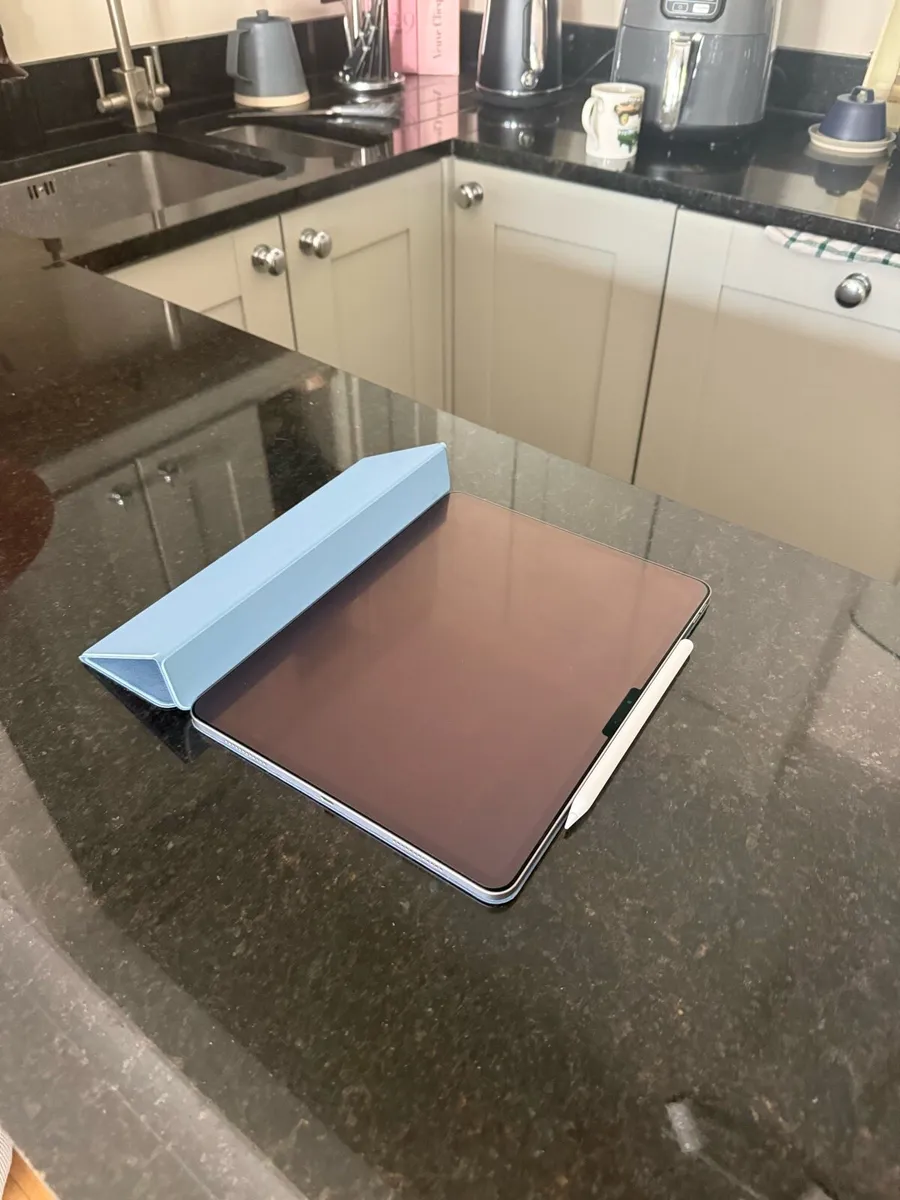 iPad Air 13” M3 128gb + pencil, case and protector - Image 1