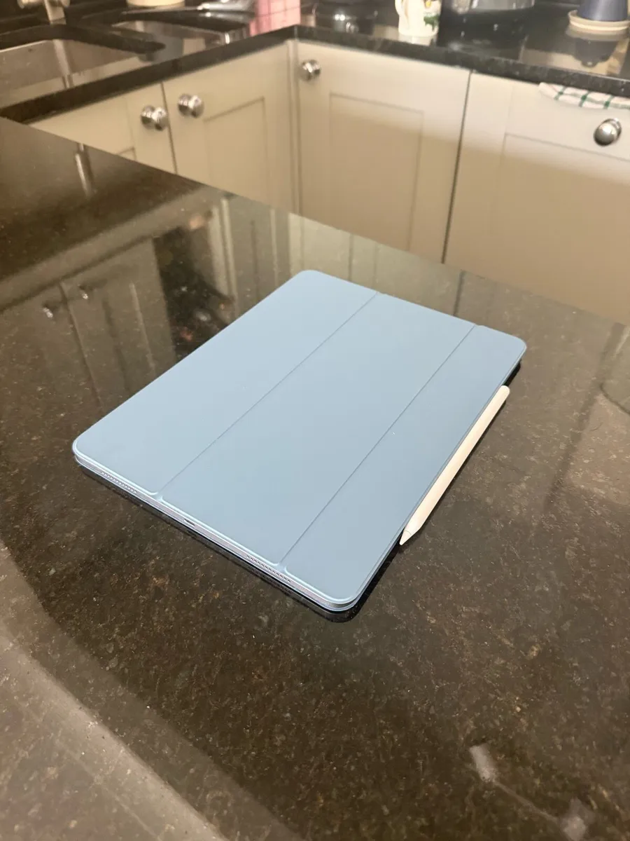 iPad Air 13” M3 128gb + pencil, case and protector - Image 2