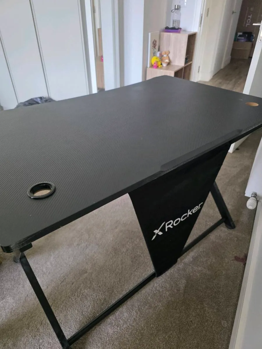 Desk - gaming - almost new ! - Image 1