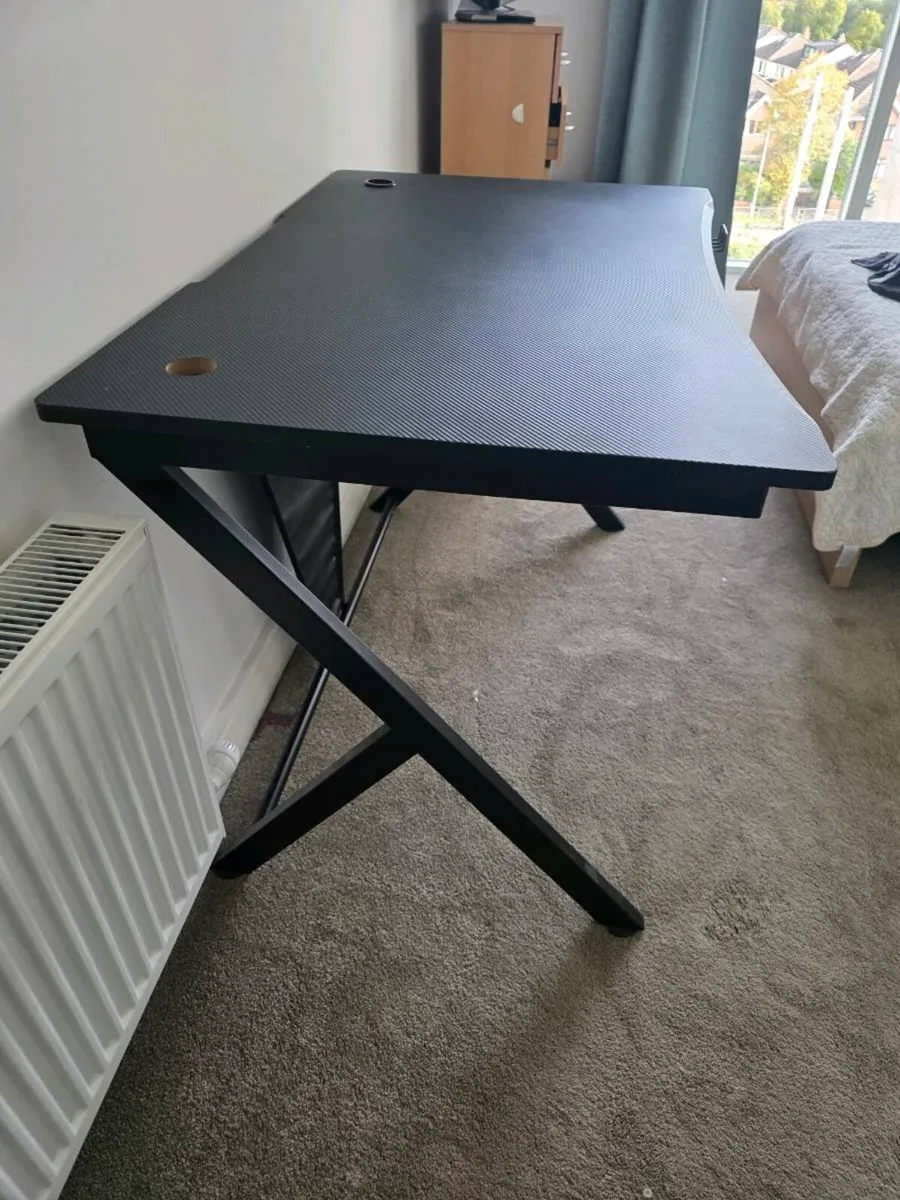 Desk - gaming - almost new ! - Image 2
