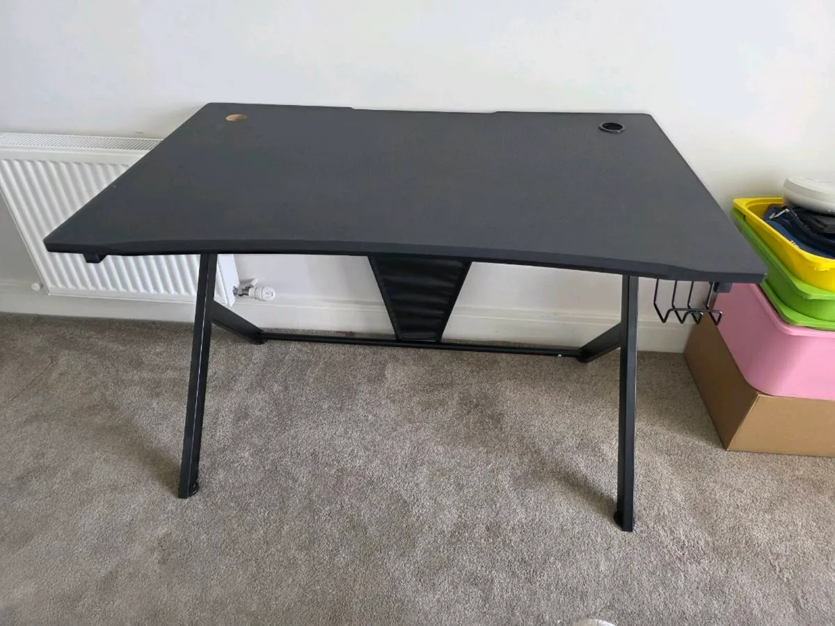 Desk - gaming - almost new ! - Image 3