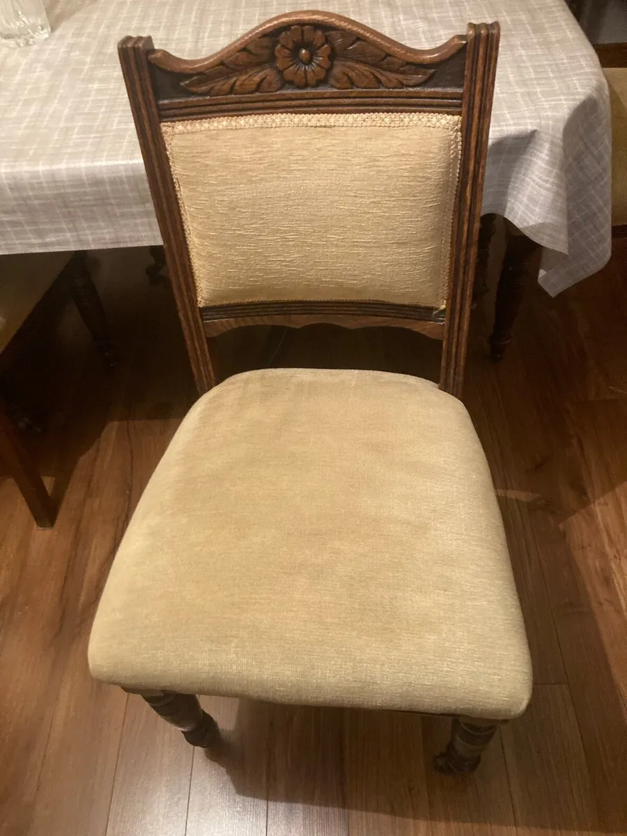 SOLID OAK TABLE AND SET OF SIX OAK CHAIRS - Image 4