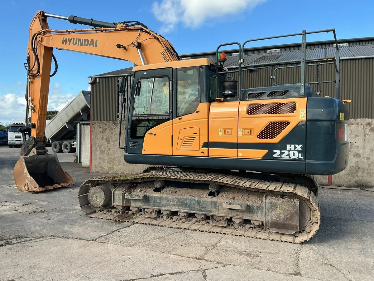 Hyundai HX220L Digger - Image 2