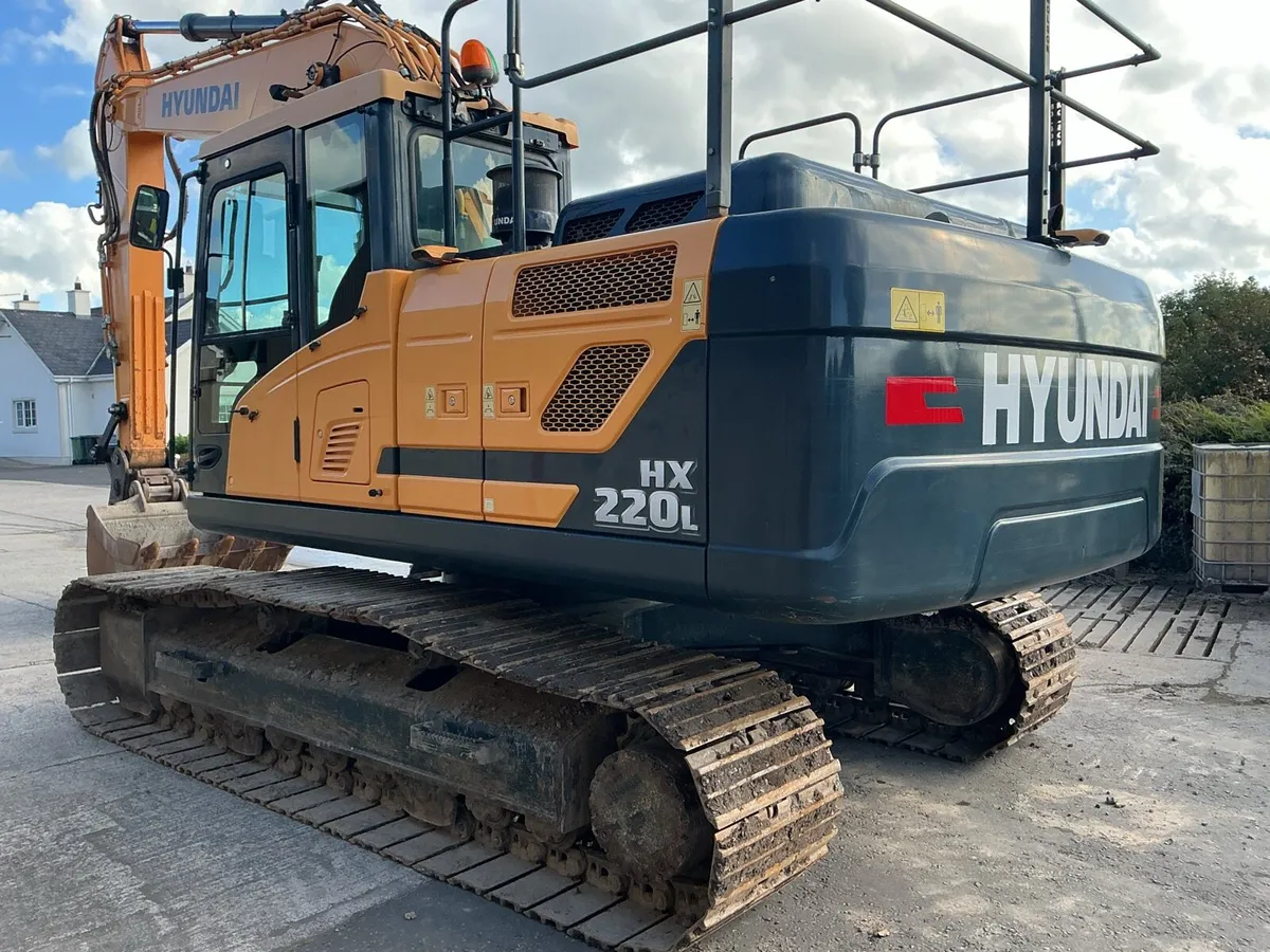 Hyundai HX220L Digger - Image 3