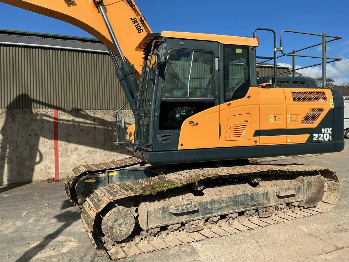 Hyundai HX220L Digger - Image 4