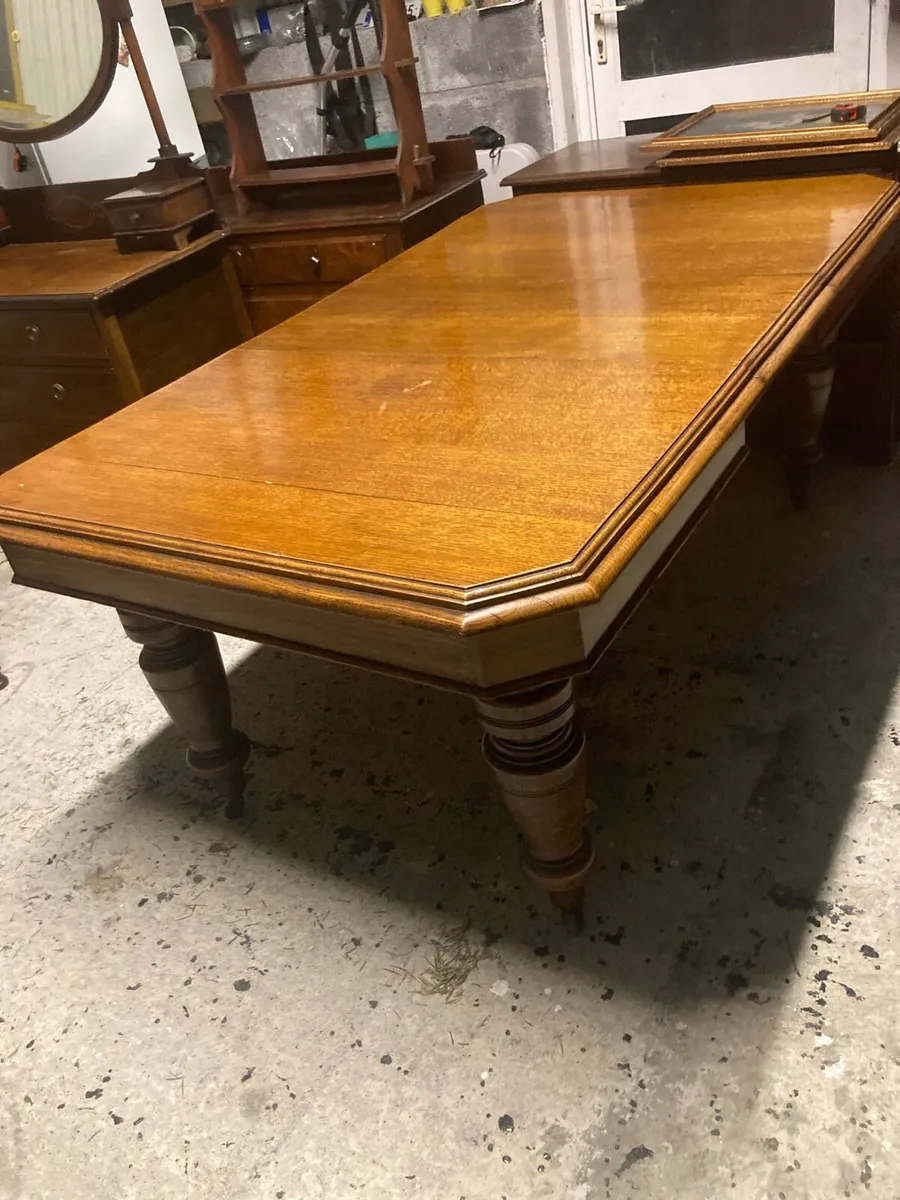 SOLID OAK TABLE AND SET OF SIX OAK CHAIRS - Image 1