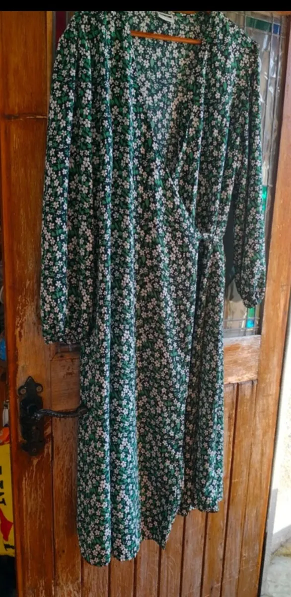 Noisy May NIKA wrap dress features a vibrant green - Image 1