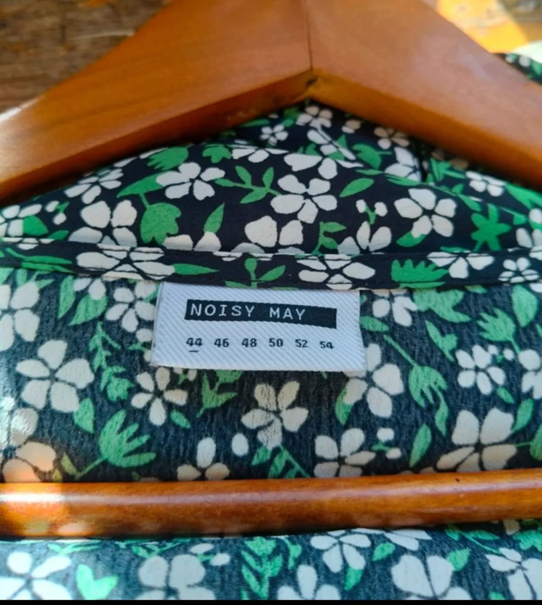 Noisy May NIKA wrap dress features a vibrant green - Image 4