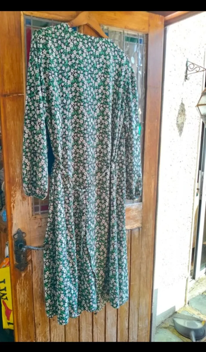 Noisy May NIKA wrap dress features a vibrant green - Image 2