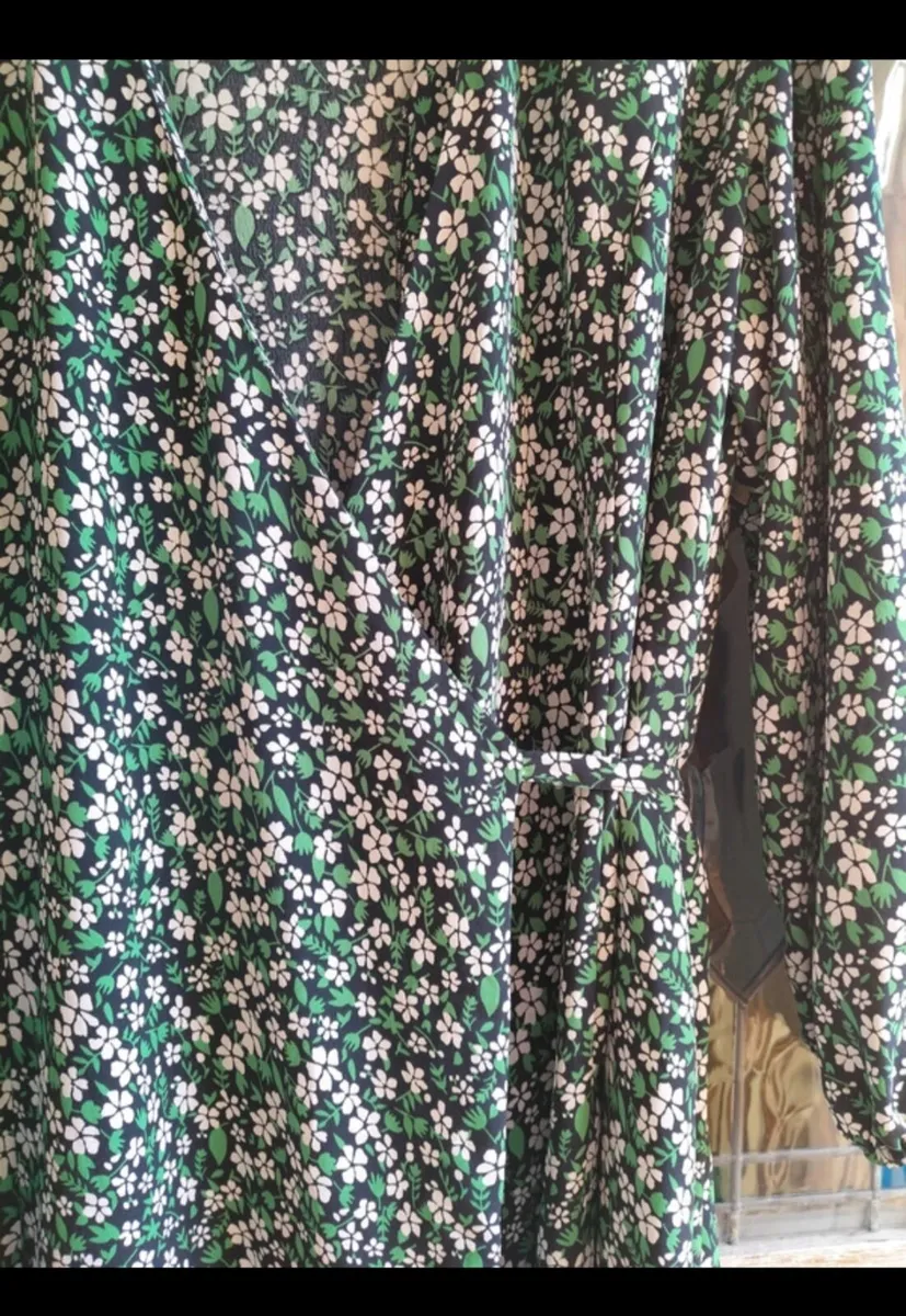 Noisy May NIKA wrap dress features a vibrant green - Image 3