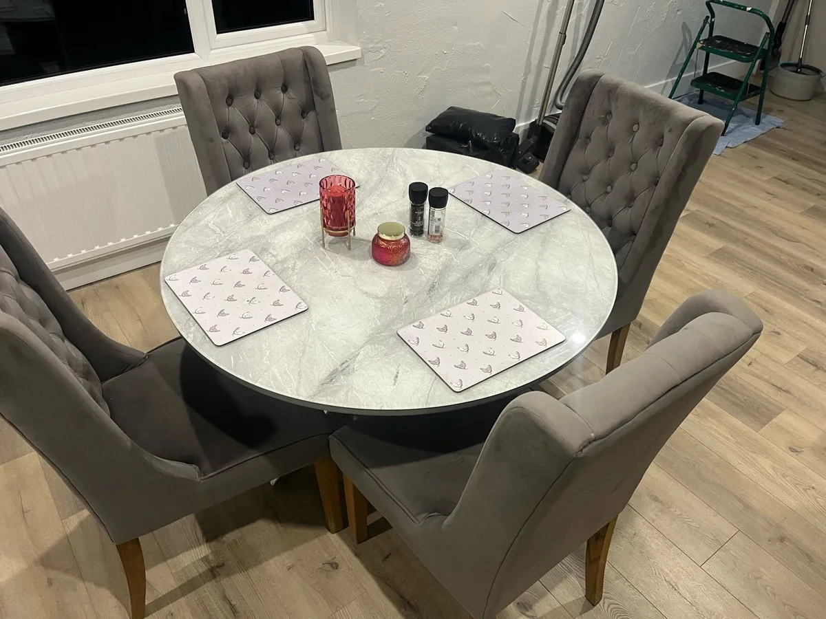 An amazing 43" round kitchen table and 4 chairs - Image 1