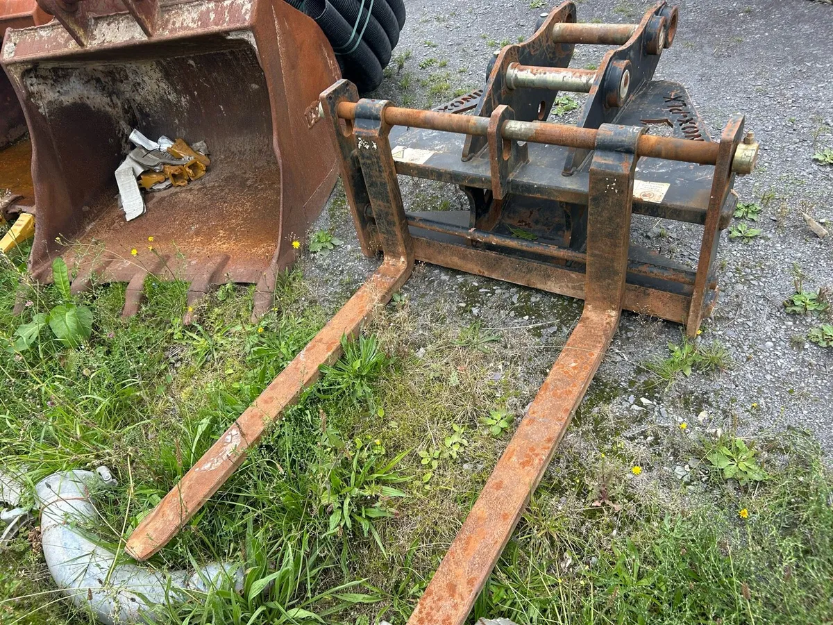 Buckets/attachments - Image 1