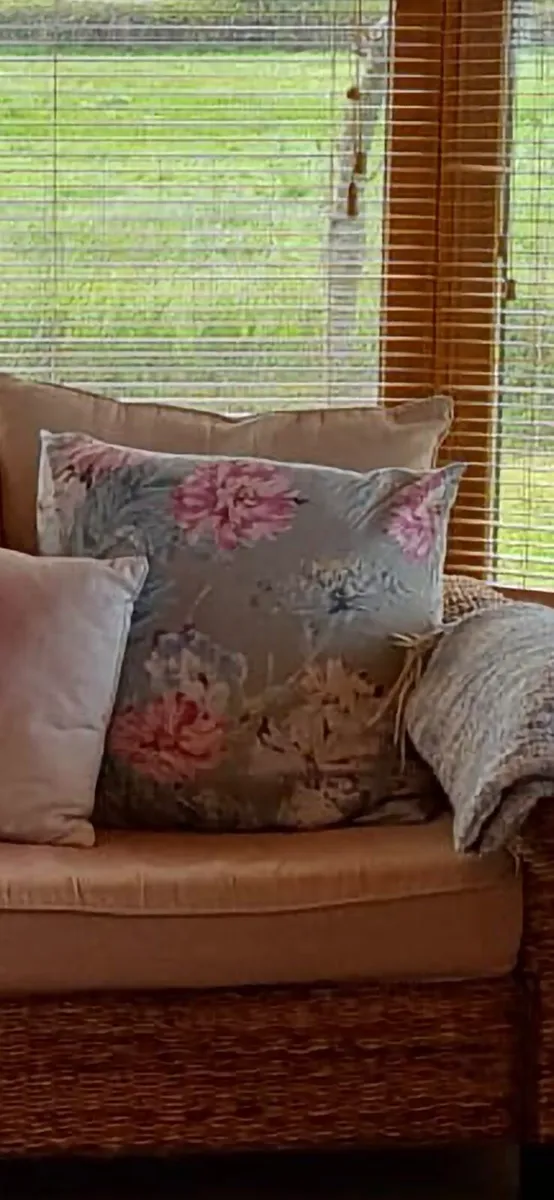 Curtains and matching cushion covers - Image 3