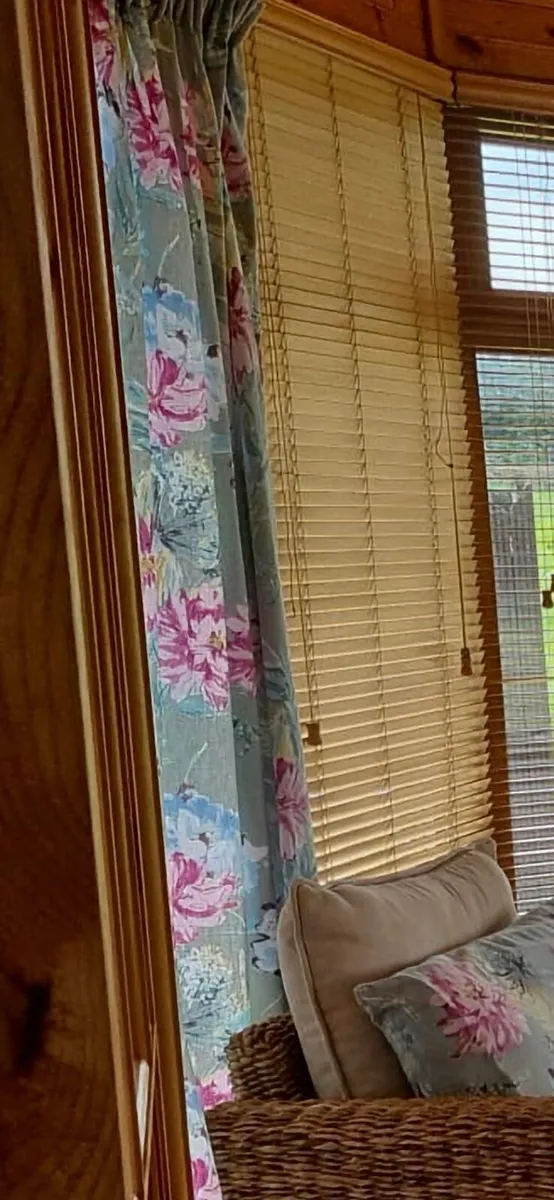 Curtains and matching cushion covers - Image 4