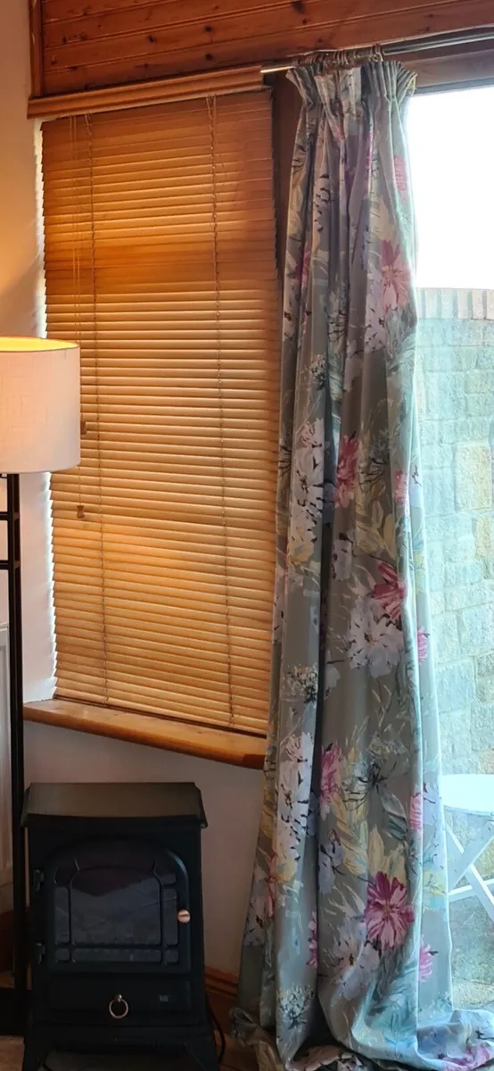 Curtains and matching cushion covers - Image 1