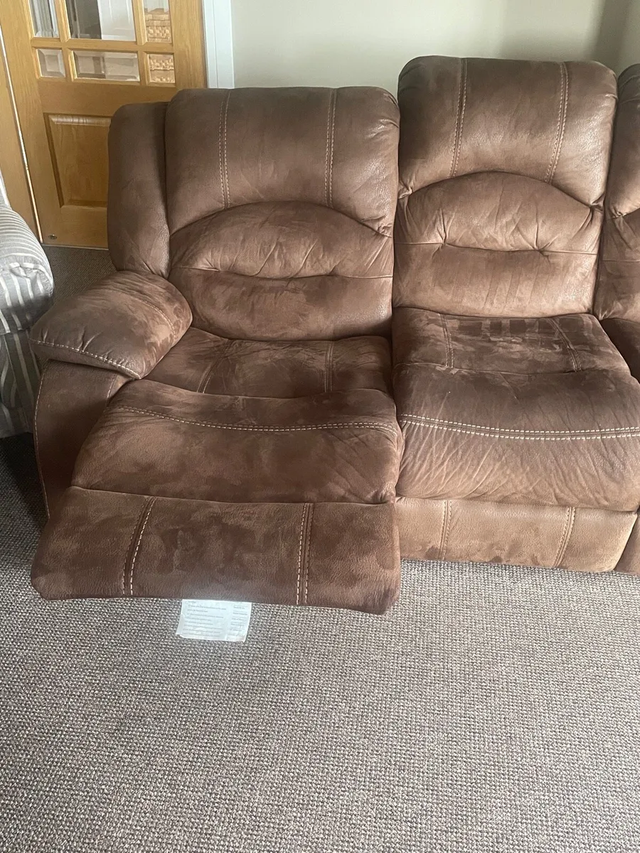 Three piece suite - Image 4