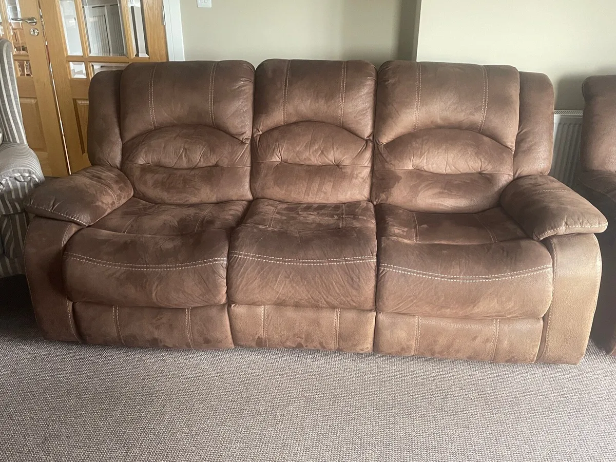 Three piece suite - Image 1