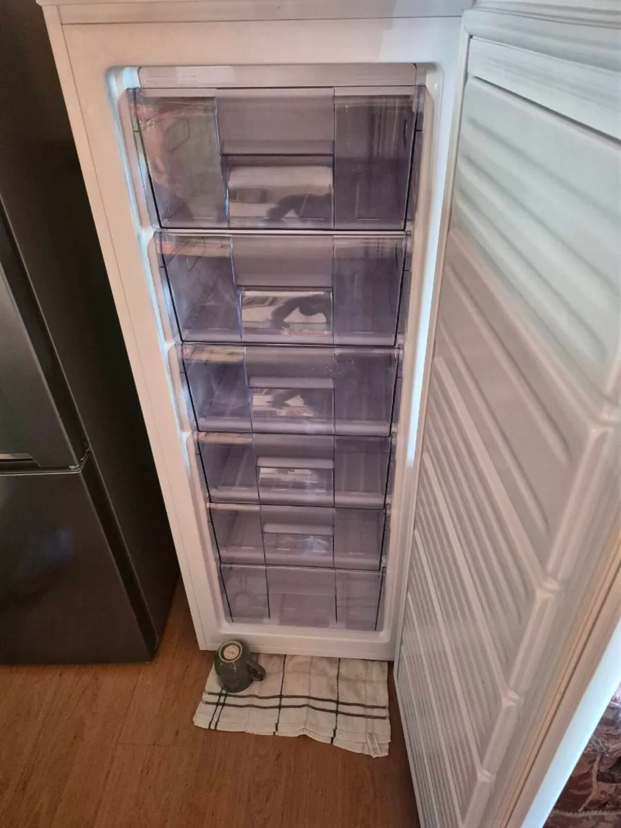 Whirlpool larder freezer - Image 2