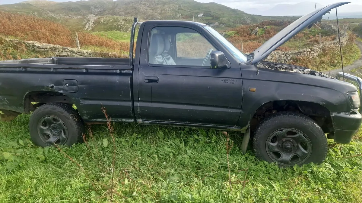 Toyota Hilux Mark 4 2.4 TD 4x4 – Parts / Export - Image 1