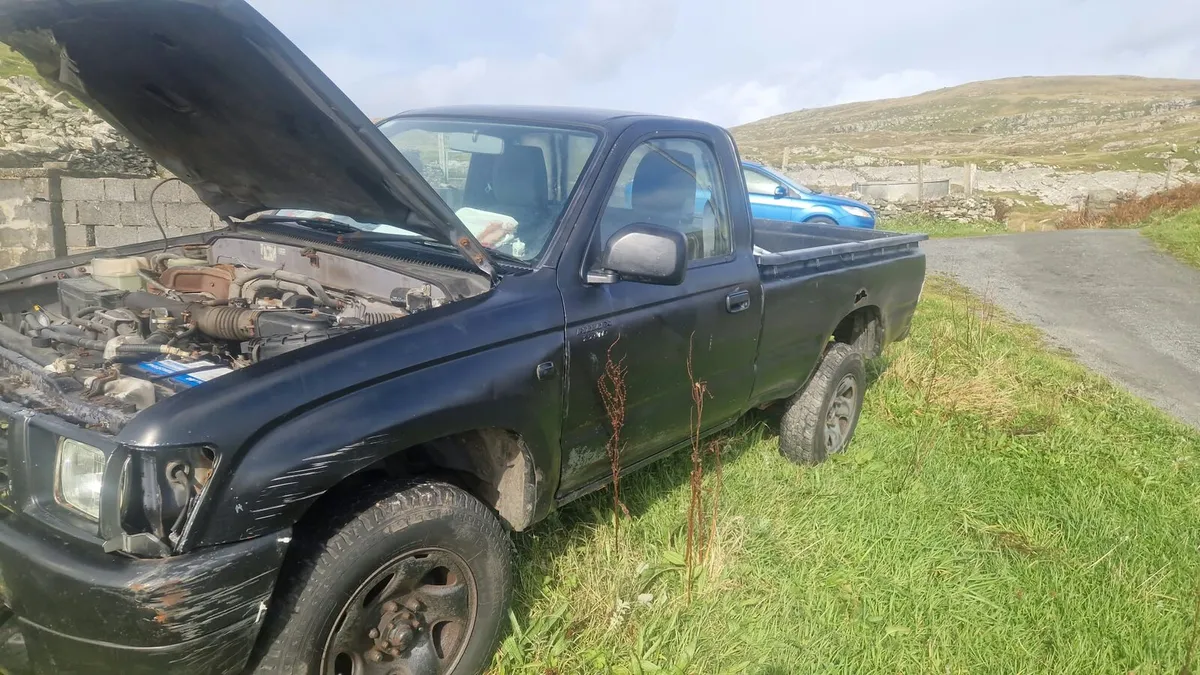Toyota Hilux Mark 4 2.4 TD 4x4 – Parts / Export - Image 4