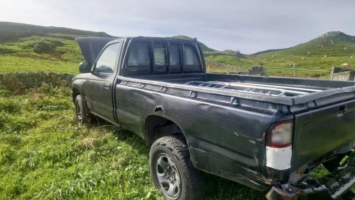 Toyota Hilux Mark 4 2.4 TD 4x4 – Parts / Export - Image 2