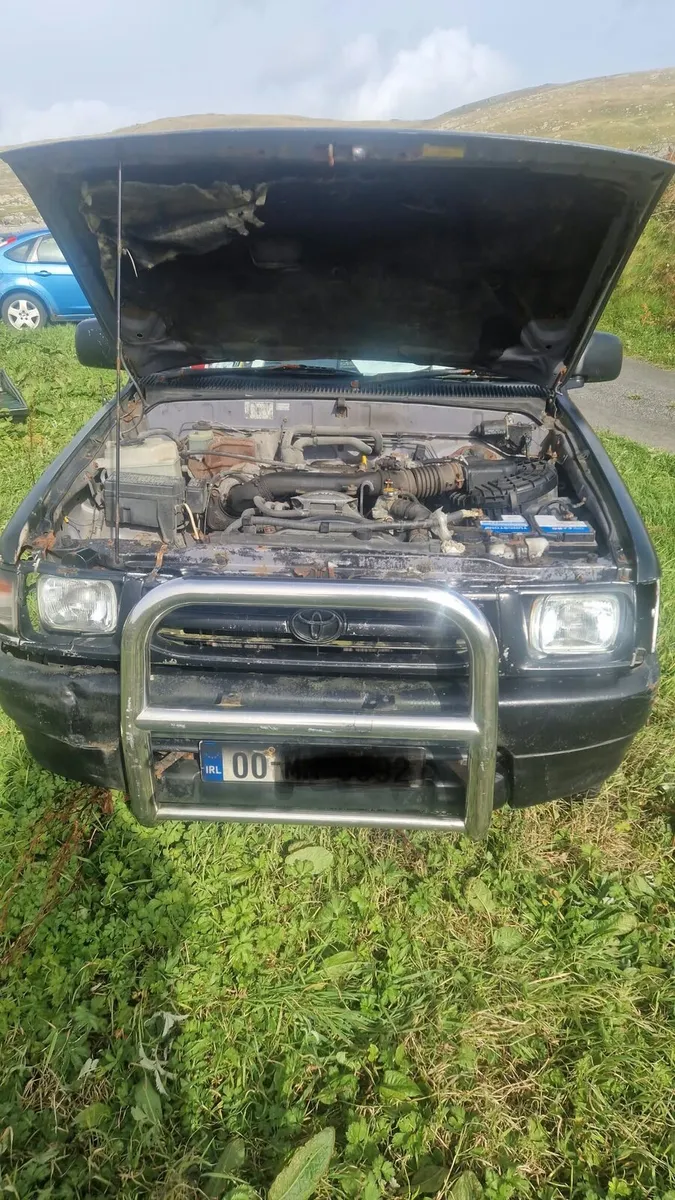 Toyota Hilux Mark 4 2.4 TD 4x4 – Parts / Export - Image 3