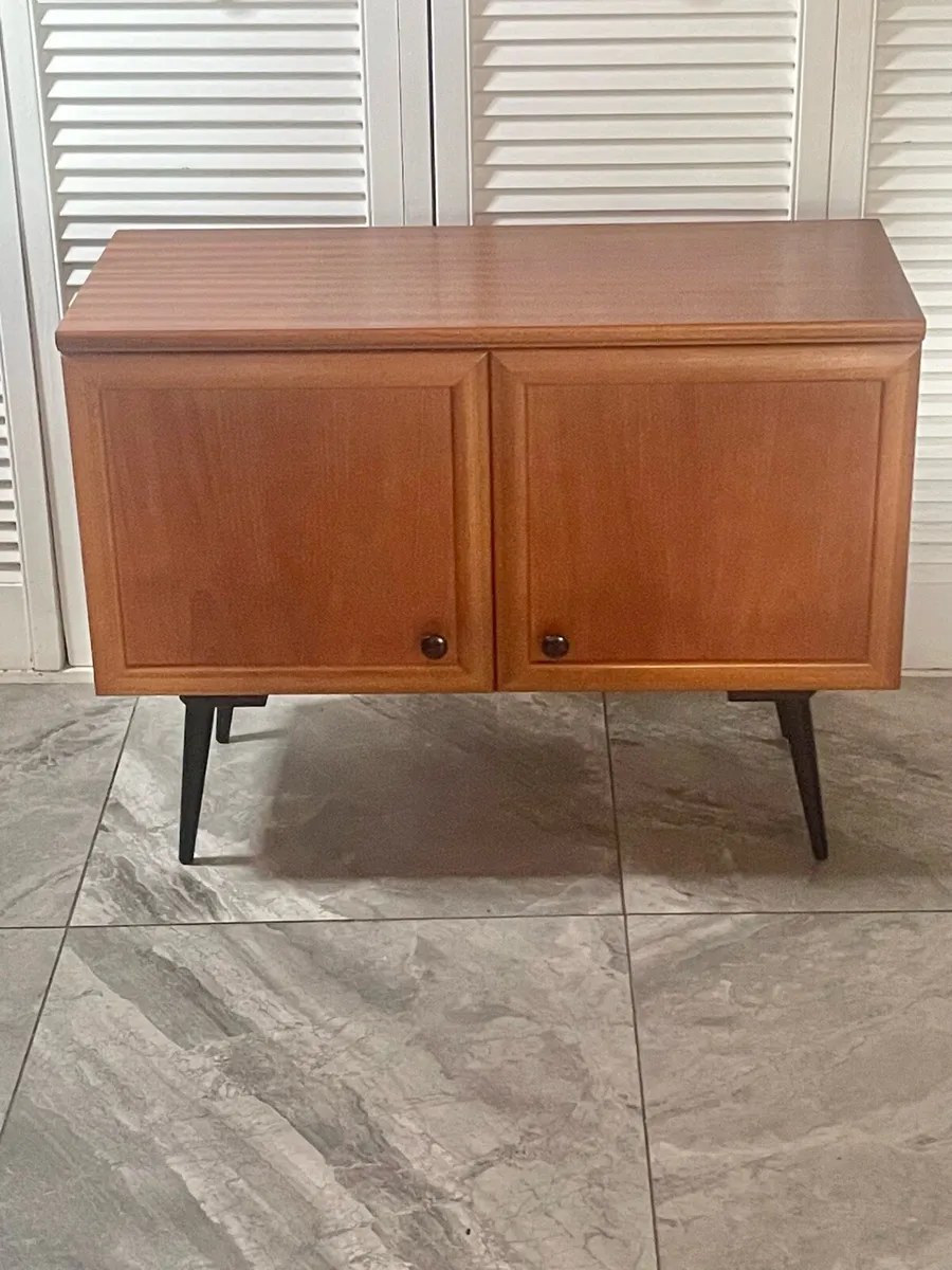 Mid century media chest - Image 2