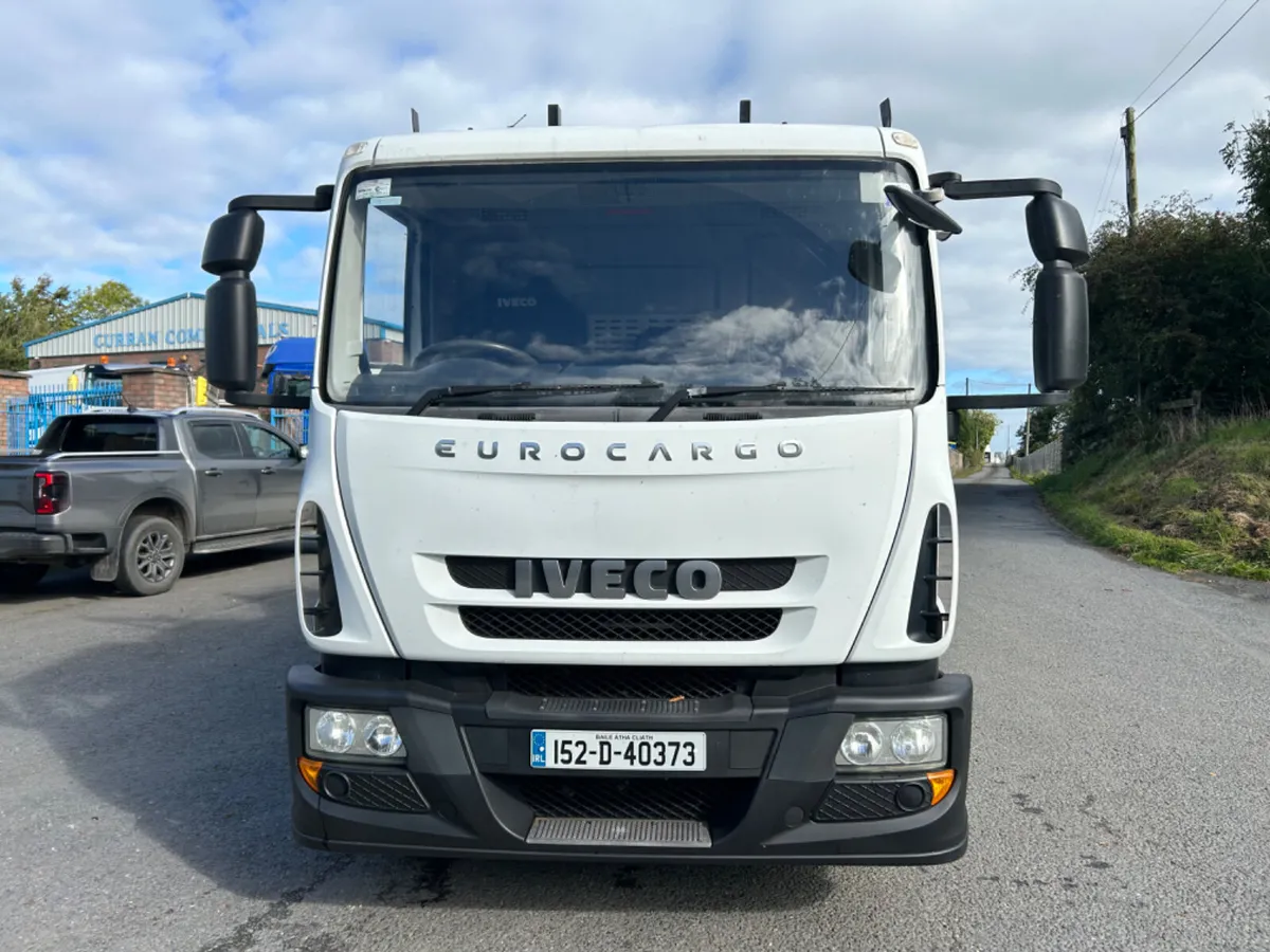2015 iveco 15 ton flat with remote crane - Image 2