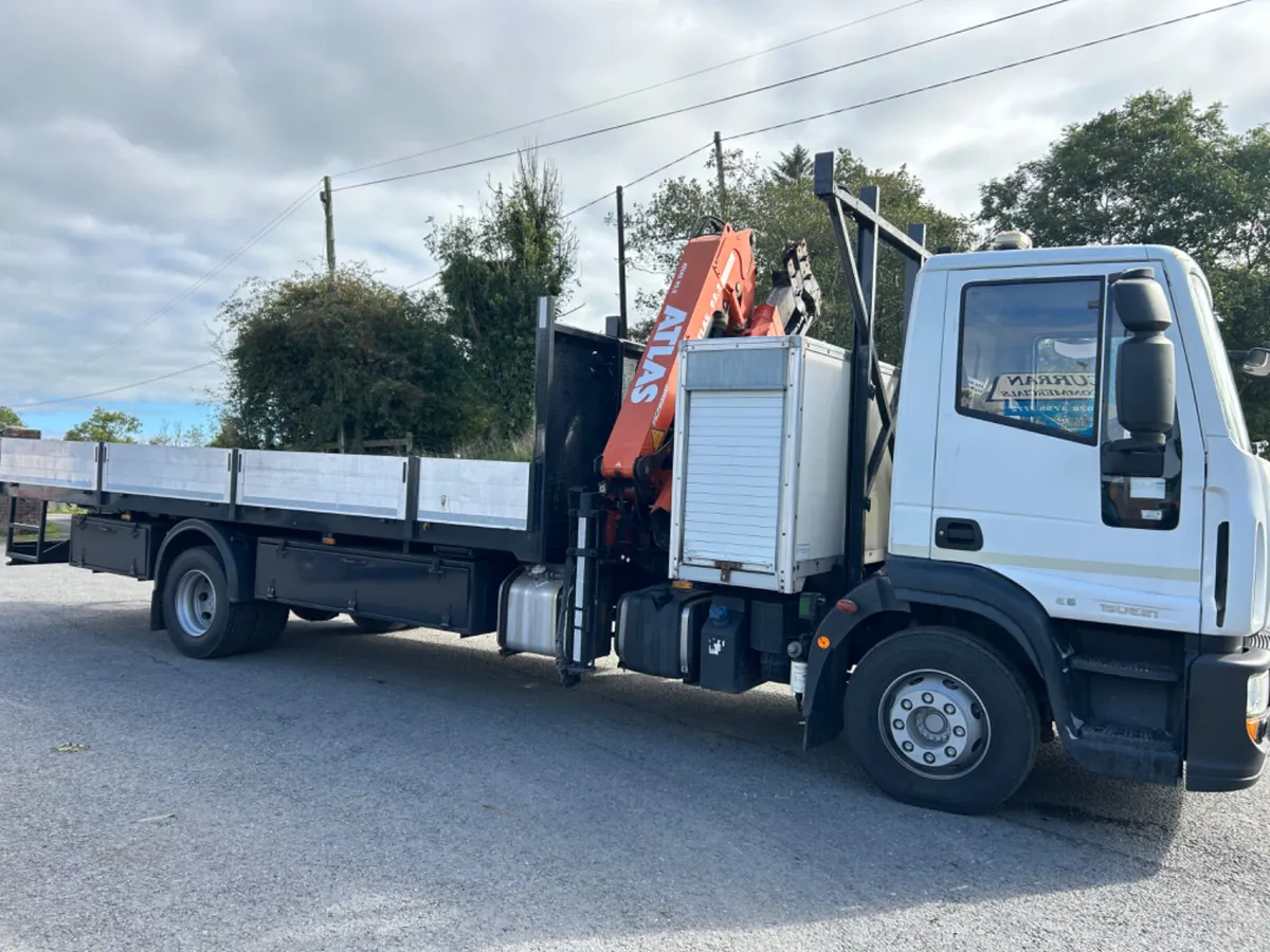 2015 iveco 15 ton flat with remote crane - Image 4