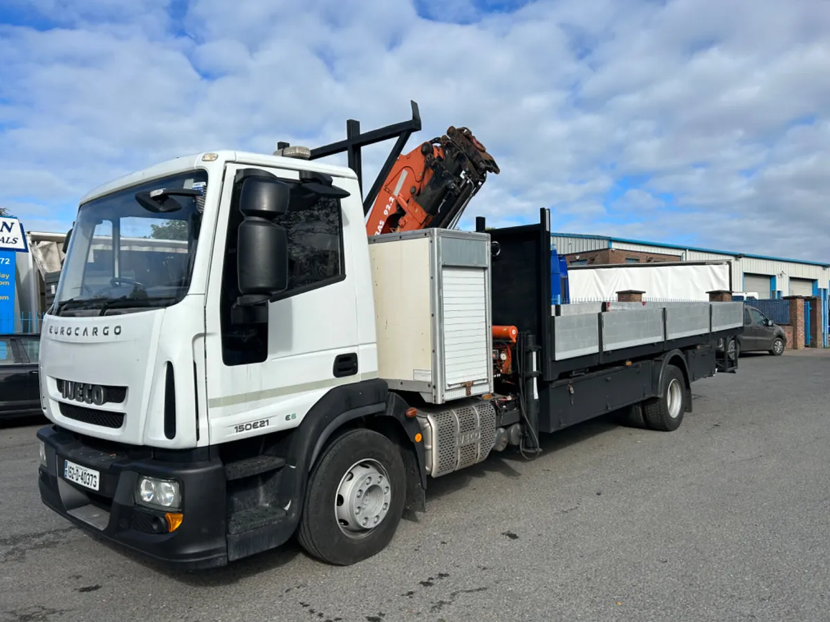 2015 iveco 15 ton flat with remote crane - Image 1