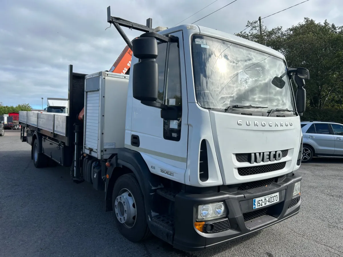 2015 iveco 15 ton flat with remote crane - Image 3