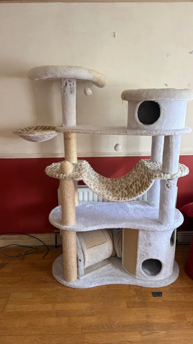 Cat tree and scratching post - Image 1