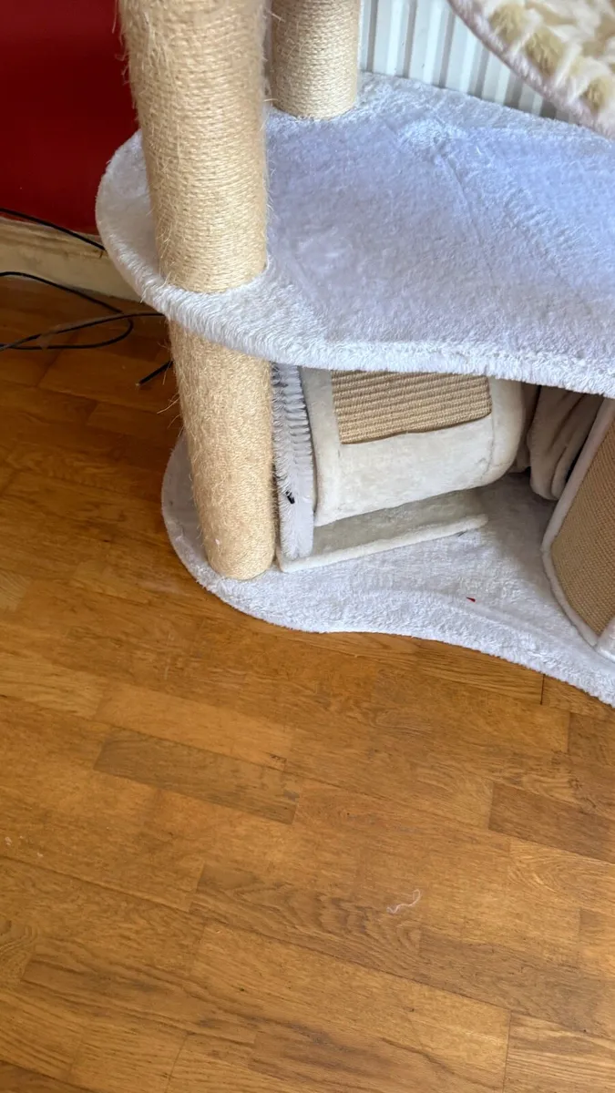 Cat tree and scratching post - Image 2