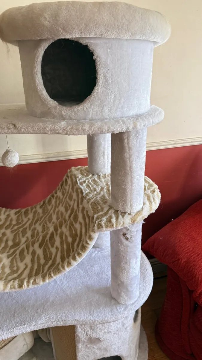 Cat tree and scratching post - Image 3