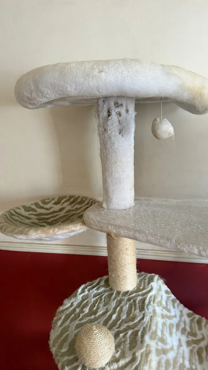 Cat tree and scratching post - Image 4