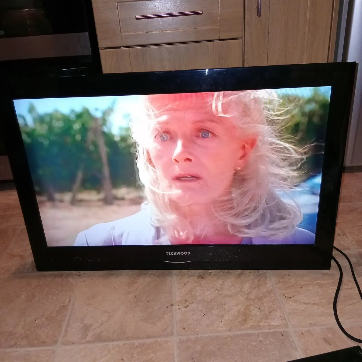 Tv techwood 36in - Image 3