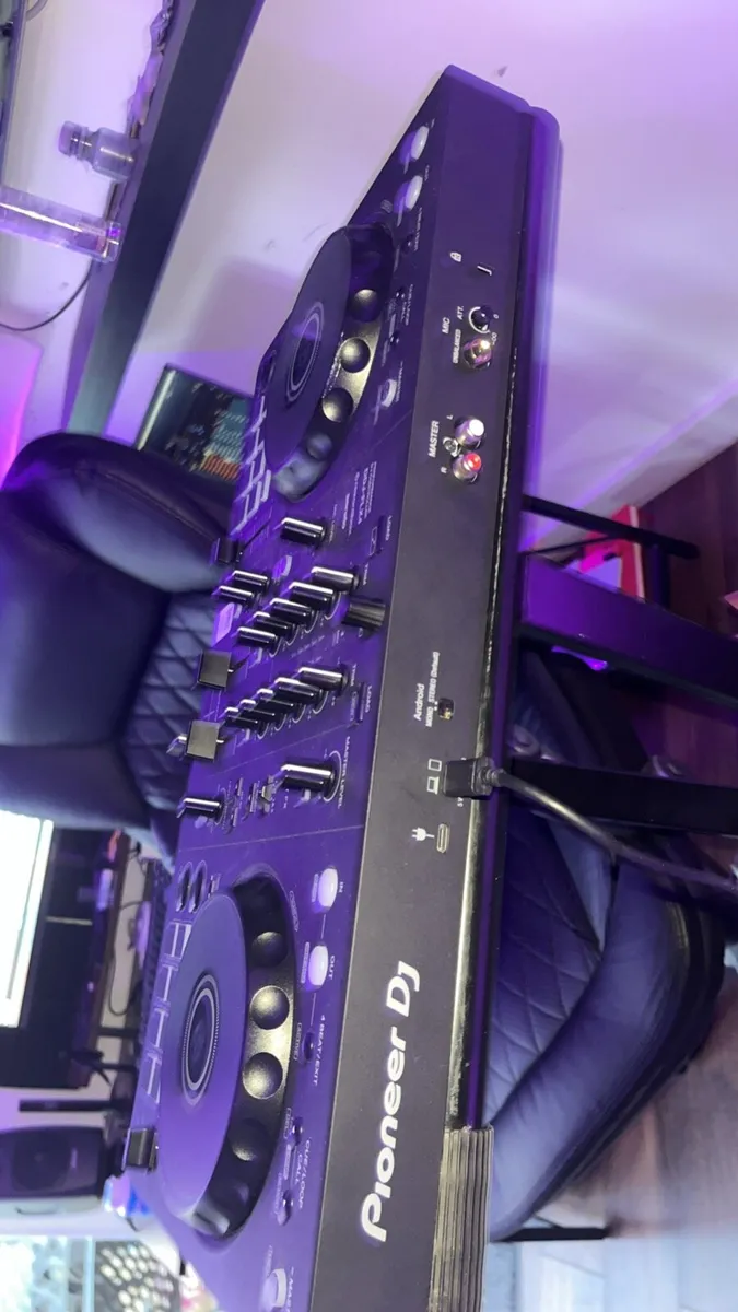 dj controller with speakers - Image 1