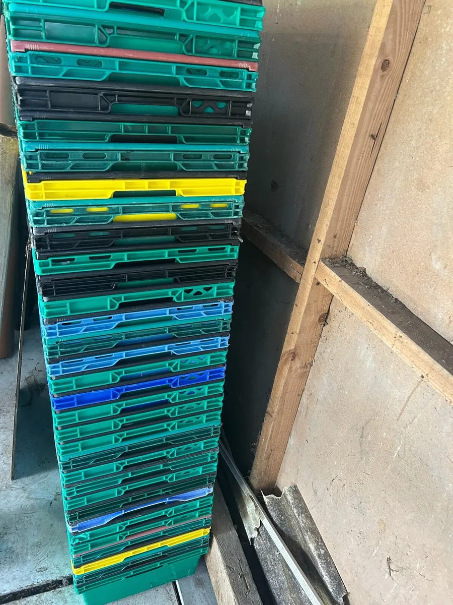 Plastic stackable crates - Image 1
