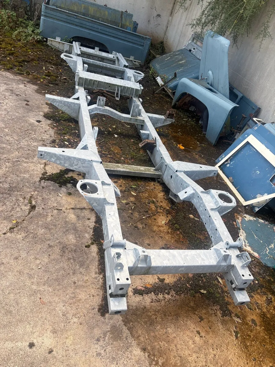 1983 Land Rover 110 galv chassis & body parts - Image 1
