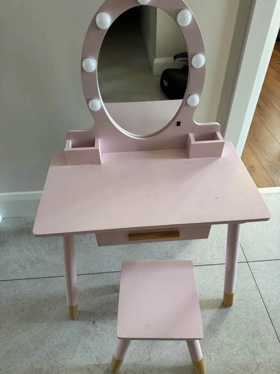 Kids vanity desk and chair - Image 3