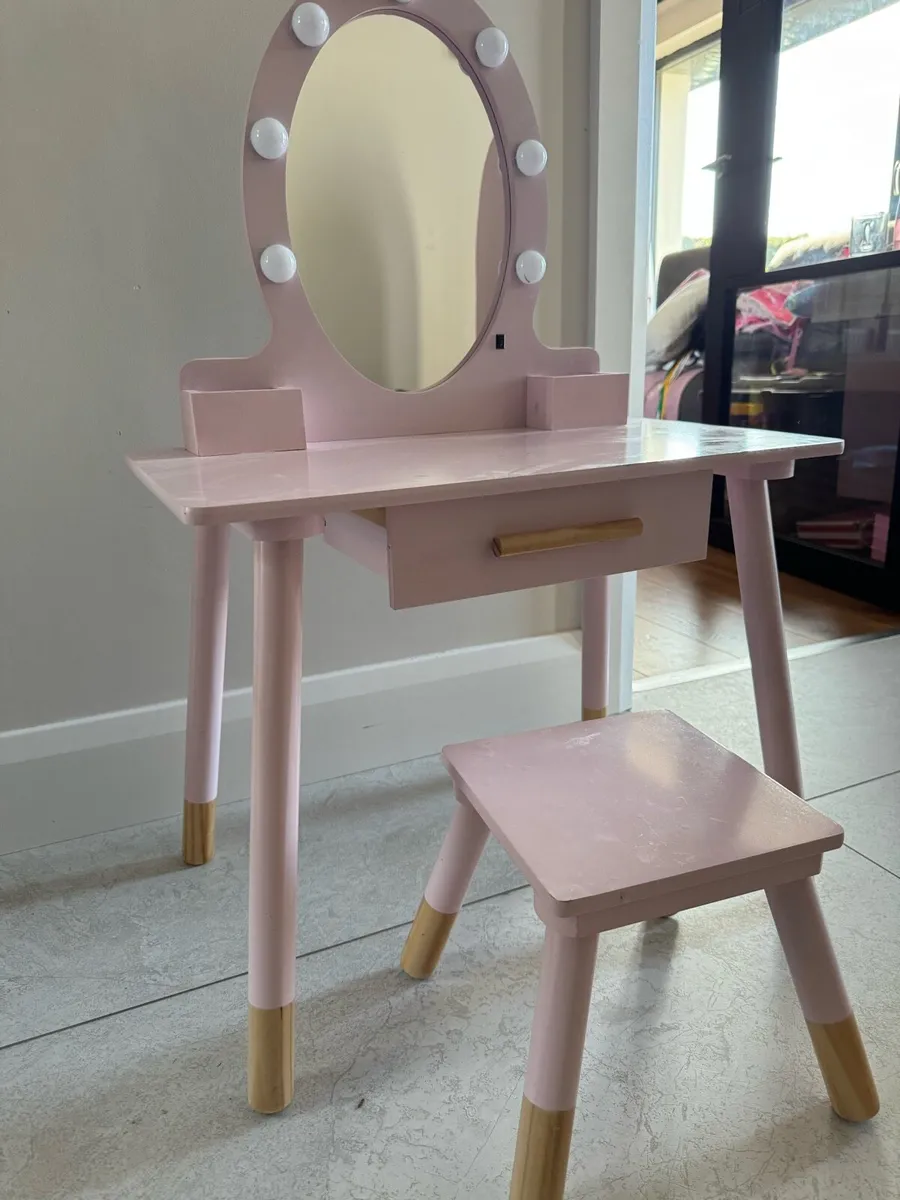 Kids vanity desk and chair - Image 1
