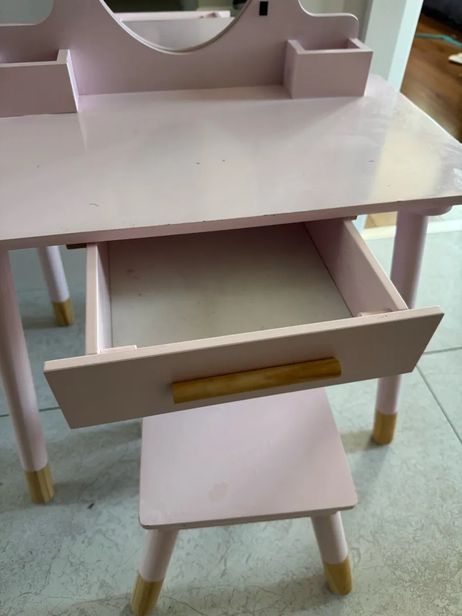 Kids vanity desk and chair - Image 2