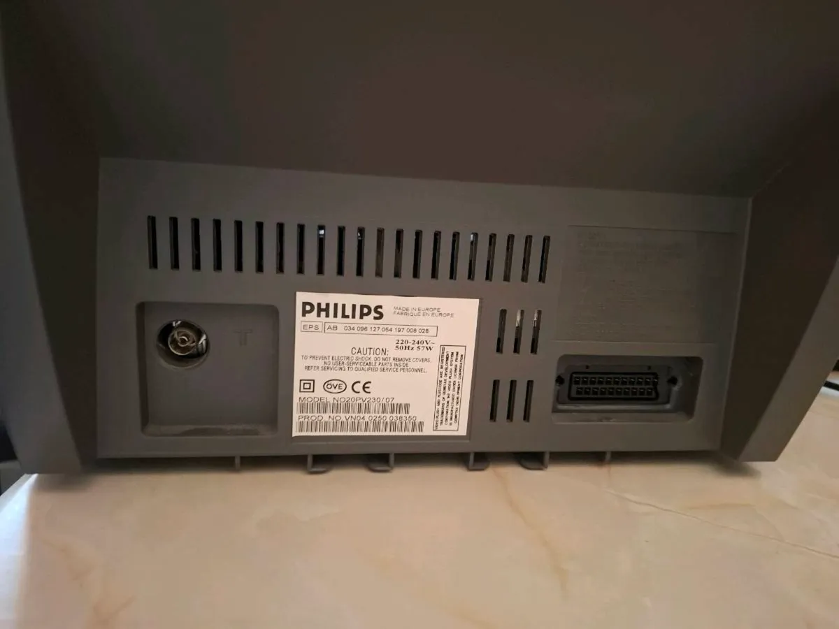 Philips 20" Retro Gaming CRT TV / VCR / Remote - Image 3