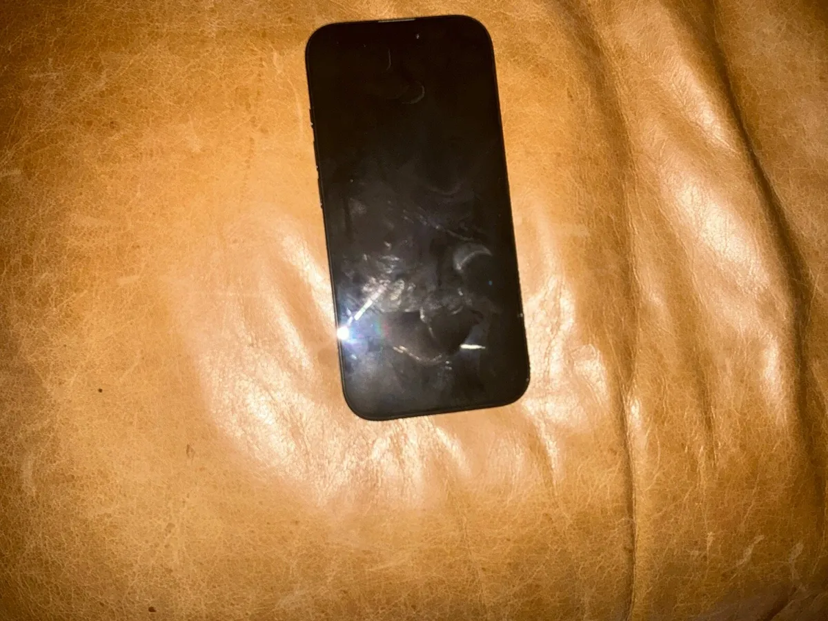 iPhone 16 Pro - Image 3