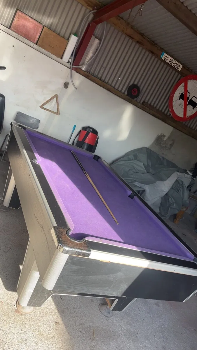 Pool table - Image 1