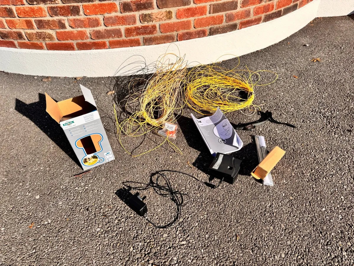 Pet Safe containment system and collar - Image 1