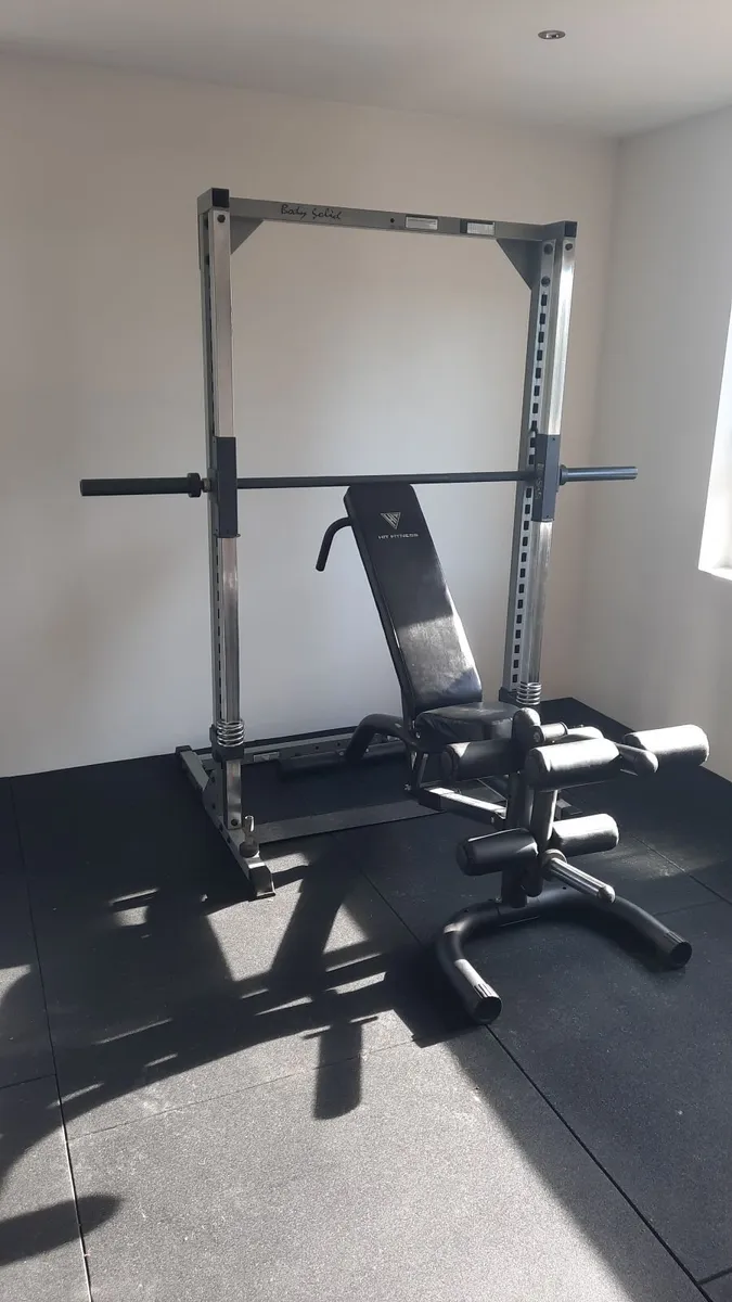 Smith machine and incline bench w/legs attachment - Image 1