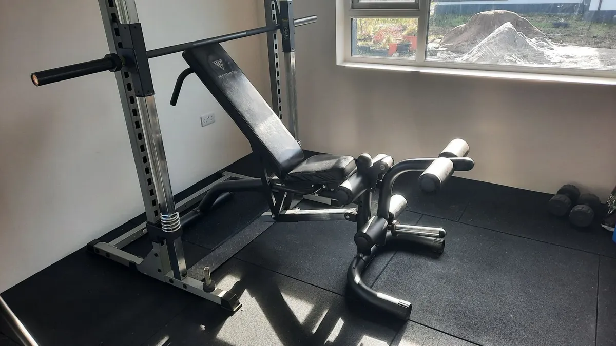 Smith machine and incline bench w/legs attachment - Image 2