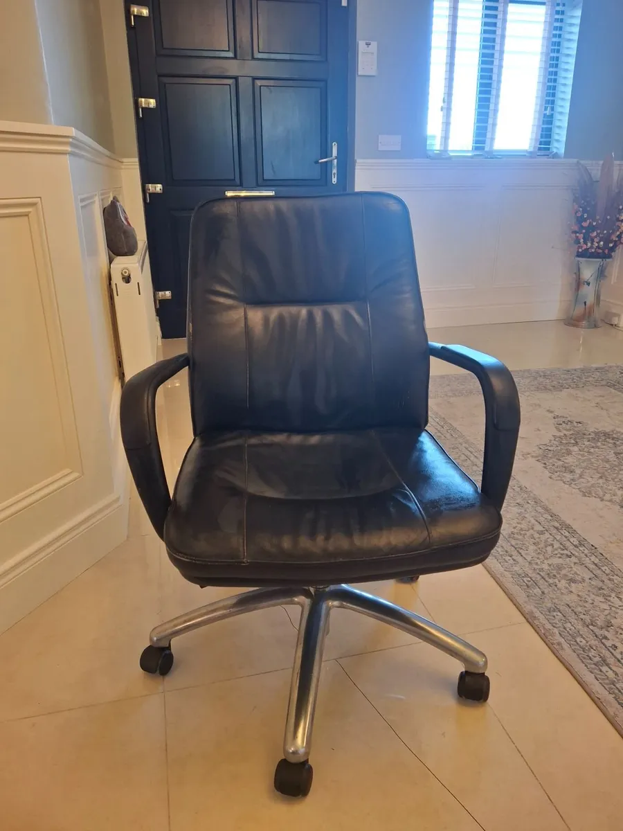 Genuine leather swivel office chair - Image 1